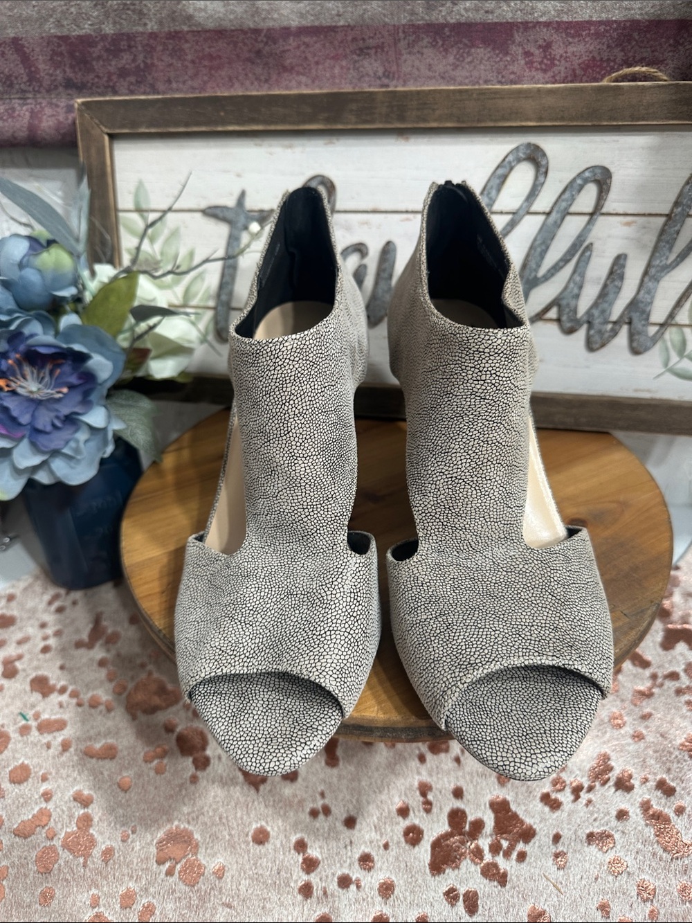 NWOT AEROSOLES Pebbled Open-Toe High Heel Booties in Light Gray